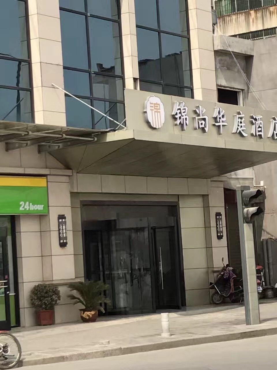 長安區(qū)中旋轉(zhuǎn)門，玻璃幕墻成功安裝完畢