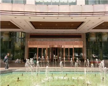 兩翼旋轉(zhuǎn)門轉(zhuǎn)起來(lái)。